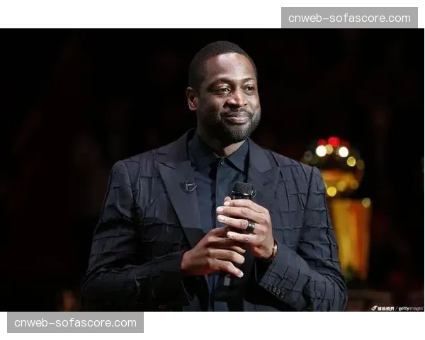 特写：退役球星德维恩·韦德在迈阿密家中，通过全息投影技术与远在中国的球迷“同框”互动